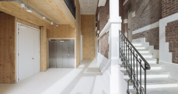 Bâtiment existant en brique, extension en CL - KLH