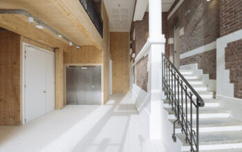 Bâtiment existant en brique, extension en CL - KLH