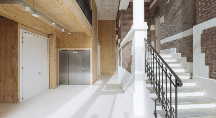 Bâtiment existant en brique, extension en CL - KLH